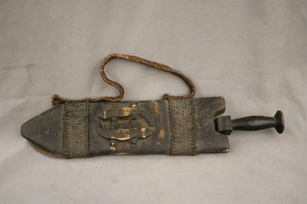 CONGOLESE KUBA CEREMONIAL IKULA SHORT SWORD. - Length: 22 inches. (1 of 16)