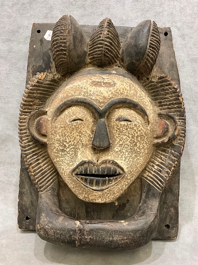 GABONESE PUNU BAPUNU PEOPLE WOODEN SHIELD. - Height approximately: 16 inches. (1 of 12)