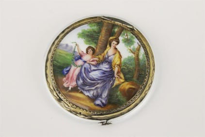 STERLING SILVER AND WHITE GUILLOCHE ENAMEL CIRCULAR COMPACT. - D: 2 1/2 in.
