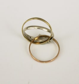 14K YELLOW, ROSE, AND WHITE GOLD DELICATE ROLLING RING. - Size: 8 1/4. Wt: 3 dwt.
