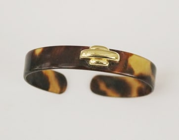 SIGNED A. CUPULLO 18K YELLOW GOLD MOUNTED FAUX TORTOISESHELL OPEN-END OVAL BANGLE BRACELET,