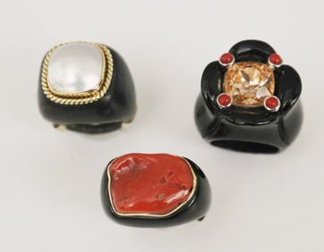 THREE VARIOUS EBONIZED AND COLORED GEMSTONE CONTEMPORARY DESIGN RINGS. - Ring size: 7.