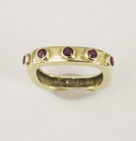 14K YELLOW GOLD AND RUBY CONTEMPORARY SQUARED BAND. - Ring size: 5. W: 1/8". Gross wt: 3 dwt.