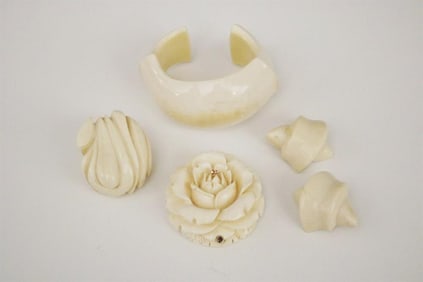 FOUR ITEMS CARVED BONE JEWELRY.