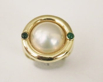 14K YELLOW GOLD MABE PEARL AND EMERALD CABOCHON RING, - Ring size: 5 1/2
