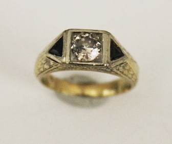 EDWARDIAN YELLOW GOLD DIAMOND AND BLACK ONYX RING. - Ring size: 8. Gross wt: 5 dwt.