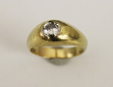 18K YELLOW GOLD AND DIAMOND DOME RING. early 20th century. - Ring size: 9 1/4. Gross wt: 6 dwt.