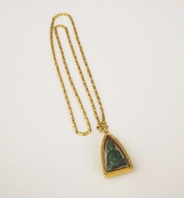 INDIAN 22K-23K YELLOW GOLD FLEXIBLE-LINK CHAIN SUSPENDING GOLD-MOUNTED CRYSTAL TRIANGULAR SHADOW BOX