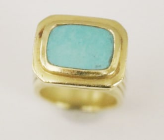18K (750) YELLOW GOLD AND TURQUOISE RECTANGULAR PANEL RING, - Ring size: 6. Gross wt.: 15 dwt.