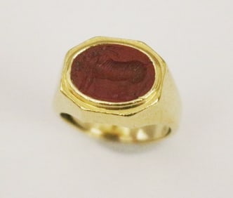 SIGNED BULGARI 20K YELLOW GOLD AND INTAGLIO CUT RED/RUST HARDSTONE SEAL RING. - Ring size: 5 3/4,