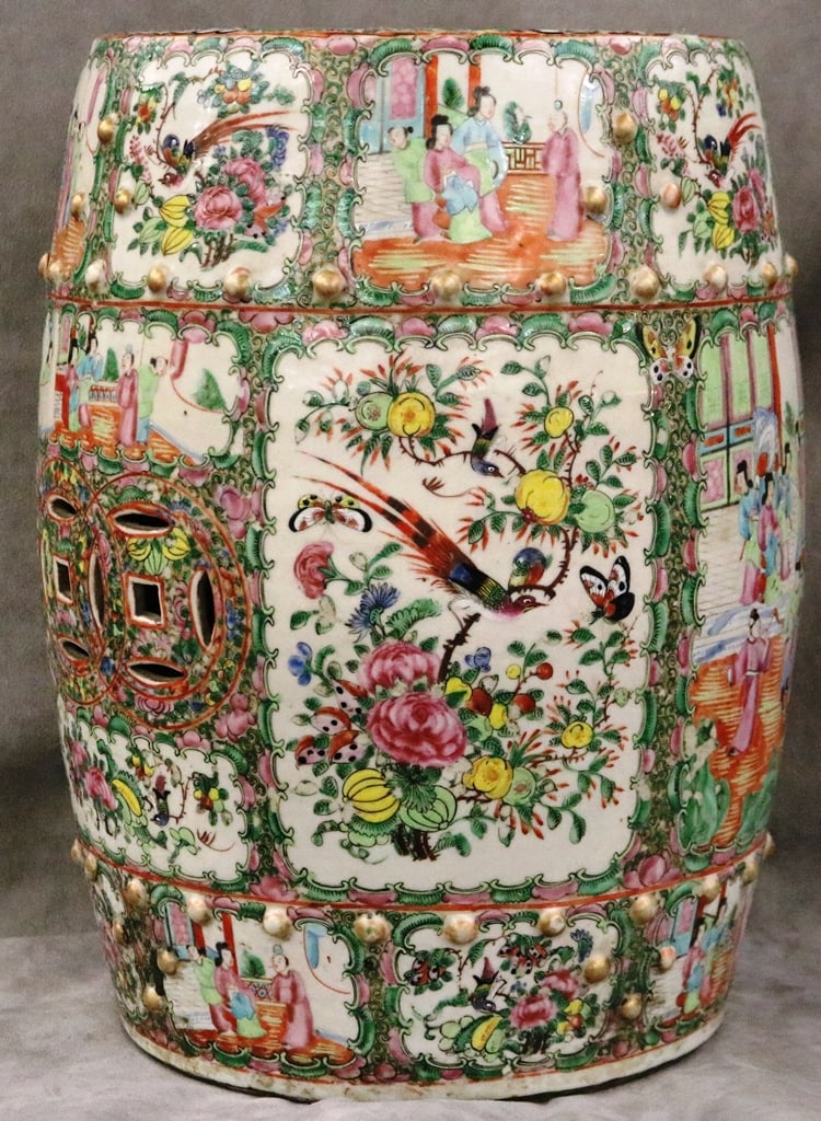 19TH CENTURY CHINESE ROSE MEDALLION PORCELAIN BARREL-FORM GARDEN SEAT. - H: 19 in. D: 27 in. H:: 19TH CENTURY CHINESE ROSE MEDALLION PORCELAIN BARREL-FORM GARDEN SEAT. - H: 19 in. D: 27 in. H: 19". D: 13".