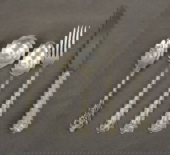 31-PIECE WALLACE CO. "WASHINGTON" PATTERN STERLING SILVER FLATWARE, - Wt. 31.8 troy oz., excluding: 31-PIECE WALLACE CO. "WASHINGTON" PATTERN STERLING SILVER FLATWARE.  Including six dinner knives, L: 9 1/2 in.; six dinner forks, L: 7 1/2 in.; six dessert forks; six cream soup spoons; six teaspoons;