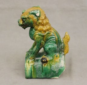 CHINESE SANCAI-GLAZED CERAMIC ROOF TILE MODELED AS FU LION , 19th century. - H: 8 1/2 in.