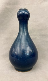 CHINESE DARK COBALT GLAZED POTTERY BOTTLE VASE. 18th-19th century. - H: 9 1/2 in.