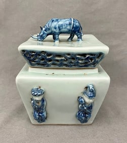 CHINESE LIFT-COVER FLARING SQUARE PORCELAIN VESSEL WITH BLUE-GLAZED RELIEF DECORATION CELADON