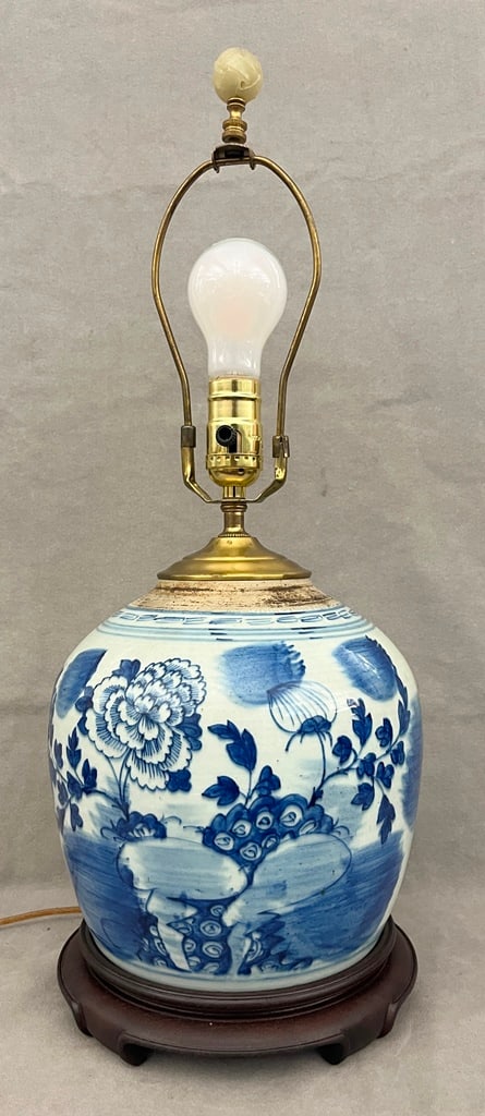 CHINESE BLUE AND WHITE PORCELAIN GINGER JAR MOUNTED AS TABLE LAMP. 19th century. - H: 8 in. (1 of 6)