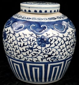 CHINESE BLUE AND WHITE DECORATED PORCELAIN LIDDED GINGER JAR. Early 20th century. - Height: