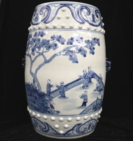 CHINESE BLUE AND WHITE DECORATED CERAMIC GARDEN STOOL. - Height: 20.5 inches.
