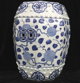 CHINESE BLUE AND WHITE DECORATED CERAMIC GARDEN STOOL. - Height: 19 inches.
