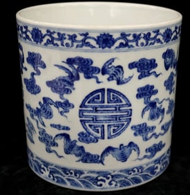 CHINESE BLUE AND WHITE PORCELAIN BITONG OR BRUSH POT. 19th century. - H: 6 1/4 in.