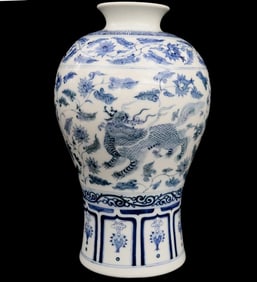 CHINESE BLUE AND WHITE MEI PING SHAPED PORCELAIN VASE. probably early 20th century. - Height: 14