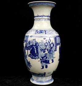 CHINESE BLUE AND WHITE PORCELAIN DECORATED VASE. Late Qing Dynasty. - Height: 16 inches.
