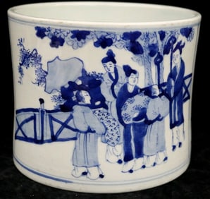 CHINESE BLUE AND WHITE PORCELAIN DECORATED BRUSH POT OR BITONG. - Height: 6.25 inches.