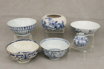SIX ASSORTED PIECES CHINESE BLUE AND WHITE PORCELAIN. - Bun shaped bowl, D: 5 1/4 in.