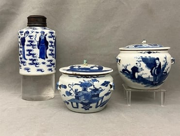 THREE PIECES CHINESE BLUE AND WHITE PORCELAIN , 19th century.