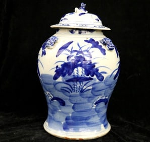 CHINESE BLUE AND WHITE PORCELAIN LIDDED GINGER JAR. Qing Dynasty. - H: 15 1/2 in.