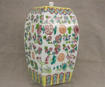 CHINESE FAMILLE ROSE HAND-DECORATED CERAMIC JAR WITH LIFT COVER, Early-to-mid 19th century. - Height