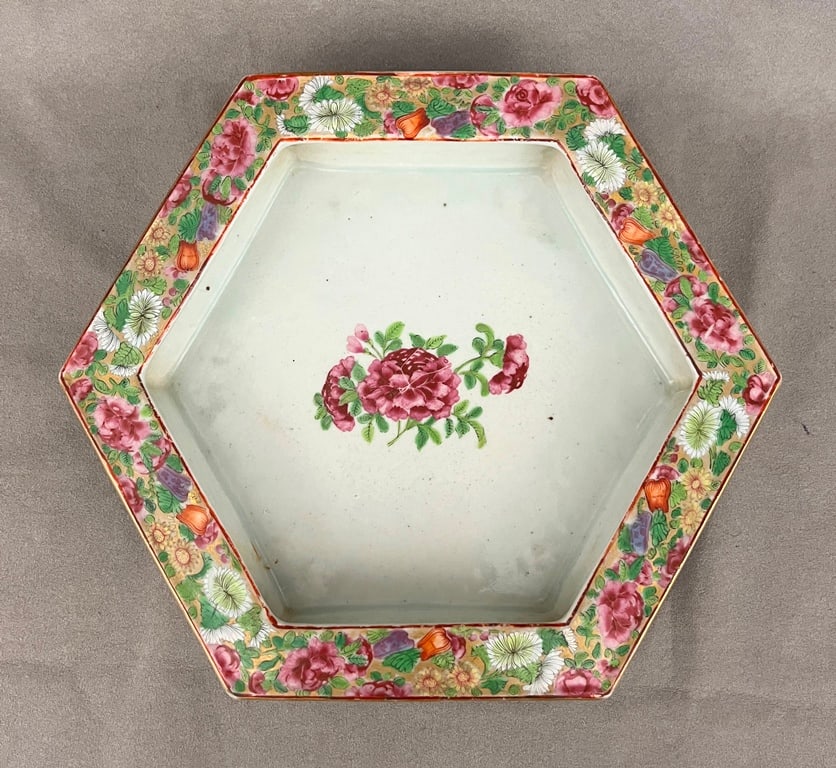 FAMILLE ROSE PORCELAIN HEXAGONAL DISH, 19th century. - D: 9 5/8 in.: FAMILLE ROSE PORCELAIN HEXAGONAL DISH, 19th century. Floral and butterfly decoration - D: 9 5/8 in.