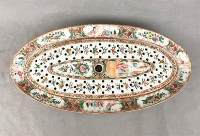 CHINESE ROSE MEDALLION FISH PLATTER WITH MAZARINE. 19th century. - 16 1/2 in. x 8 1/2 in.