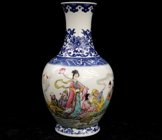 CHINESE FAMILLE ROSE FIGURAL SCENE PORCELAIN VASE. Late Qing Dynasty to Republic Period. - Height: