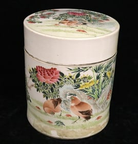 CHINESE POLYCHROME DECORATED PORCELAIN TEA CADDY. 19th century.