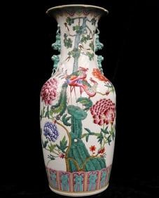 CHINESE FAMILLE ROSE DECORATED BALUSTER-FORM PORCELAIN VASE. Late Qing Dynasty. - H: 23 in.