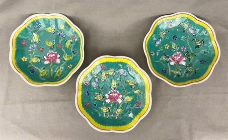 SET OF SEVEN CHINESE PORCELAIN SHALLOW BOWLS, - D: 9 in.