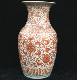 CHINESE ROUGE-DE-FER PORCELAIN VASE. 19th century. - Height: 13.5 inches.