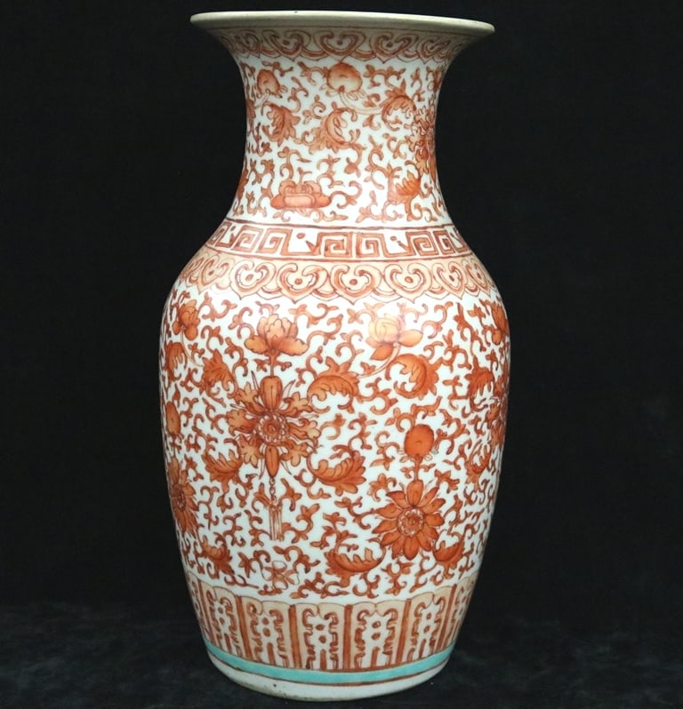 CHINESE ROUGE-DE-FER PORCELAIN VASE. 19th century. - Height: 13.5 inches. (1 of 20)