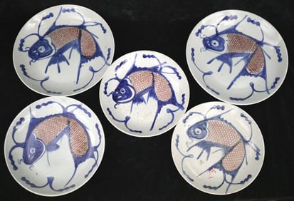 FIVE CHINESE RED AND BLUE CARP KOI EXPORT PORCELAIN BOWLS. 19th century. - Diameter: largest plate: