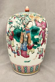 CHINESE FAMILLE ROSE FIGURAL-DECORATED OVOID PORCELAIN JAR WITH LIFT COVER. 19th century. - H: 12