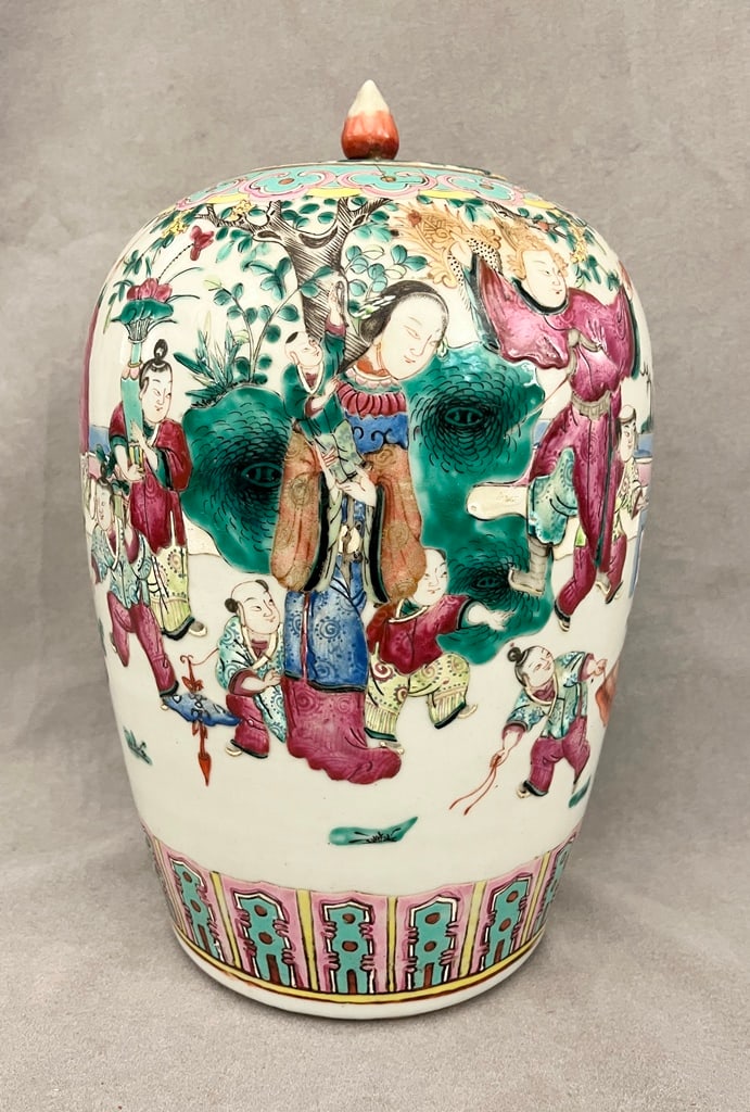 CHINESE FAMILLE ROSE FIGURAL-DECORATED OVOID PORCELAIN JAR WITH LIFT COVER. 19th century. - H: 12 (1 of 17)
