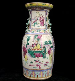 CHINESE PORCELAIN FAMILLE VERTE AND ROSE DECORATED VASE. late Qing Dynasty to early Republic Period.