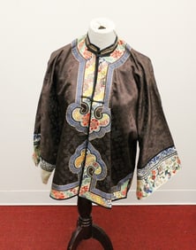 CHINESE MULTICOLOR FLORAL EMBROIDERED BROWN SILK JACKET, early 20th century.
