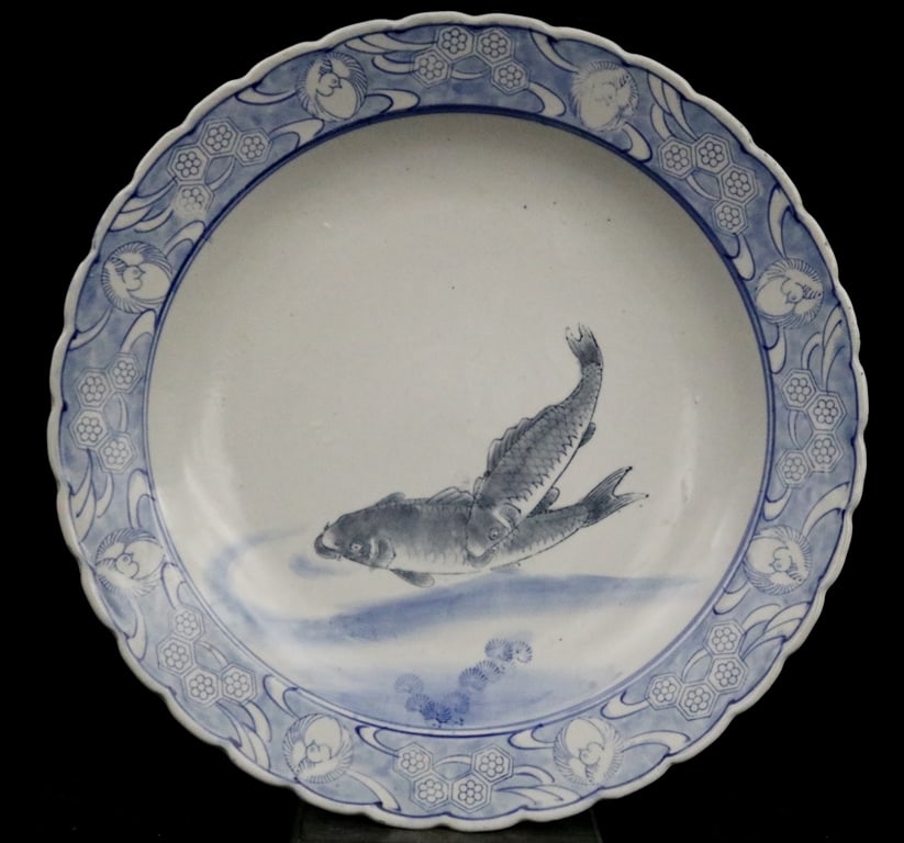 JAPANESE ARITA-WARE BLUE AND WHITE DECORATED PORCELAIN PLATE. Edo Period. - Diameter: 15.5 inches; (1 of 20)