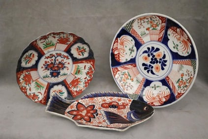 THREE PIECES IMARI PORCELAIN TABLEWARE, late 19th-early 20th century.
