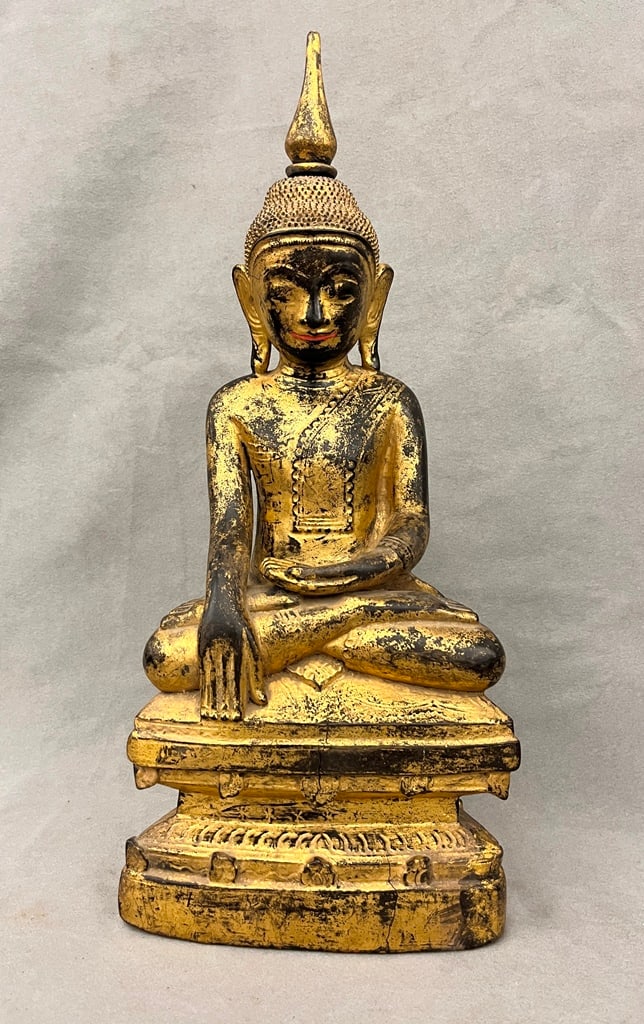 THAI CARVED AND GILT FIGURE OF SEATED BUDDHA, - H: 17 1/4 in.: THAI CARVED AND GILT FIGURE OF SEATED BUDDHA. - H: 17 1/4 in.