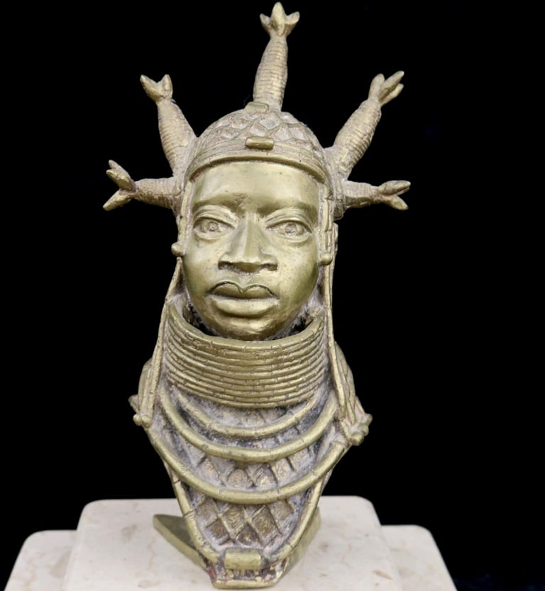 NIGERIAN BENIN EDO KING BRONZE BUST. - Height: 9.5 inches (excluding base). (1 of 13)