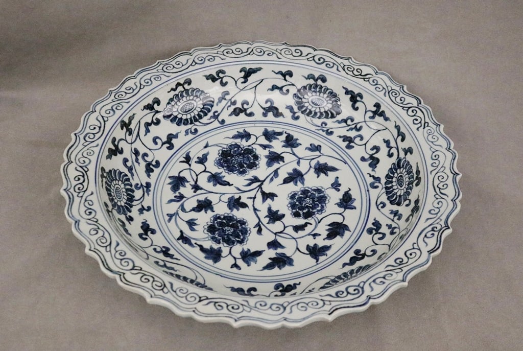 CHINESE BLUE AND WHITE MING DYNASTY-STYLE PORCELAIN DISH (1 of 15)