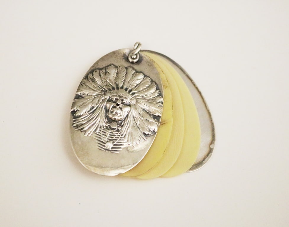 LATE 19TH CENTURY UNGER BROS. STERLING SILVER MEMO PAD PENDANT WITH NATIVE AMERICAN MOTIF. - L: 2 (1 of 3)